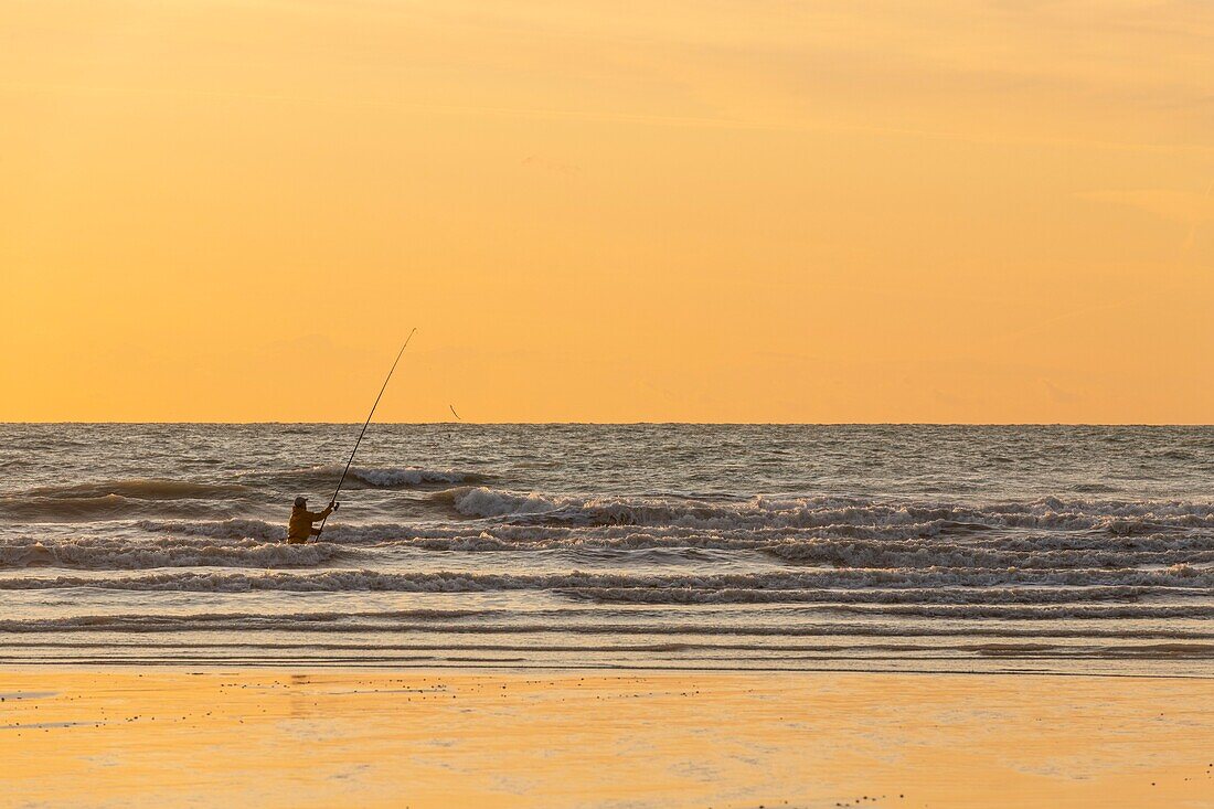 Frankreich, Somme, Ault, Angler am Strand von Ault, die Dämmerung setzt sich langsam durch