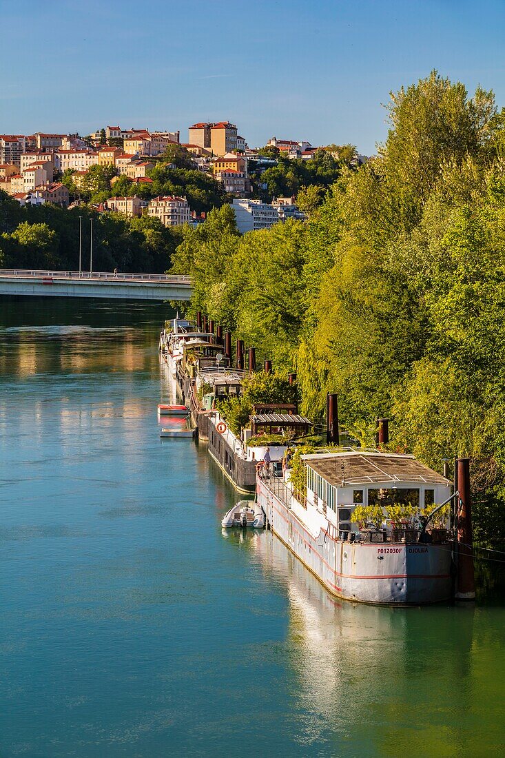 Frankreich, Rhone, Lyon, historische Stätte, die von der UNESCO zum Weltkulturerbe erklärt wurde, Anlegestelle De Serbie mit Blick auf die Brücke Winston Churchill und die Croix Rousse, Ufer der Rhone