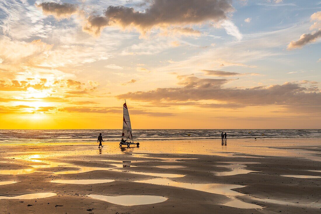 Frankreich, Somme, Ault, Die weiten Sandstrände der windgepeitschten Küste der Picardie sind ein idealer Ort für die Ausübung des Segelsports, bei Sonnenuntergang