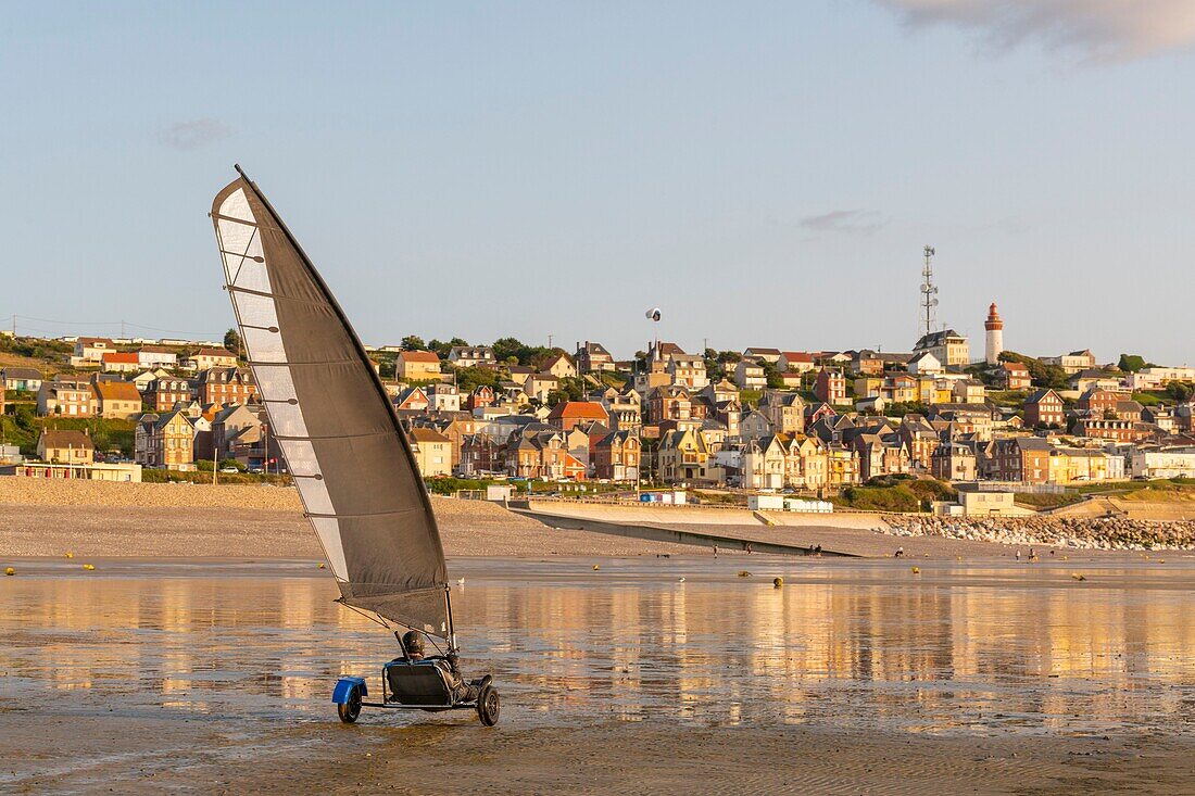 Frankreich, Somme, Ault, Die großen Sandstrände der windgepeitschten Küste der Picardie sind ein idealer Ort für die Ausübung des Segelsports