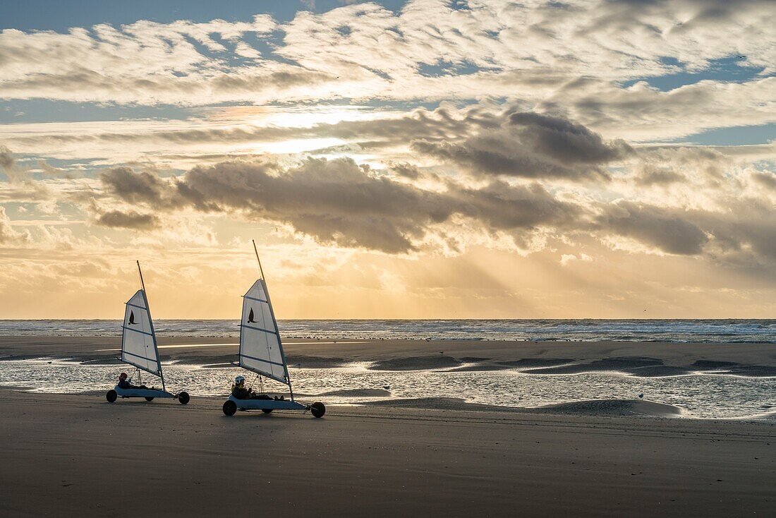 Frankreich, Somme, Marquenterre, Quend-Plage, Die großen Sandstrände der windgepeitschten Küste der Picardie sind ein idealer Ort für die Ausübung des Segelsports, bei Sonnenuntergang