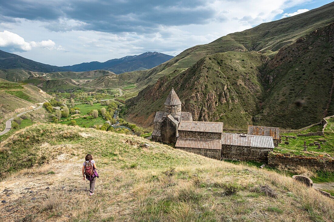 Armenien, Region Syunik, Vaghatin, Vorotnavank-Kloster aus dem 11. Jahrhundert mit Blick auf das Vorotan-Tal