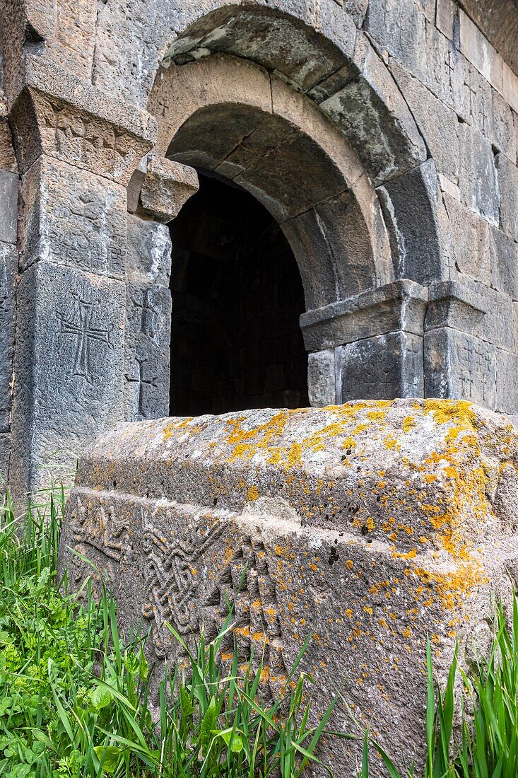 Armenien, Region Syunik, Vaghatin, Vorotnavank-Kloster (11. Jahrhundert), geschnitztes Grab