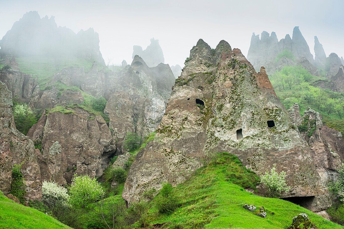 Armenien, Region Syunik, Goris, Alt-Goris, berühmt für seine alten Troglodyten-Behausungen in Feenkaminen