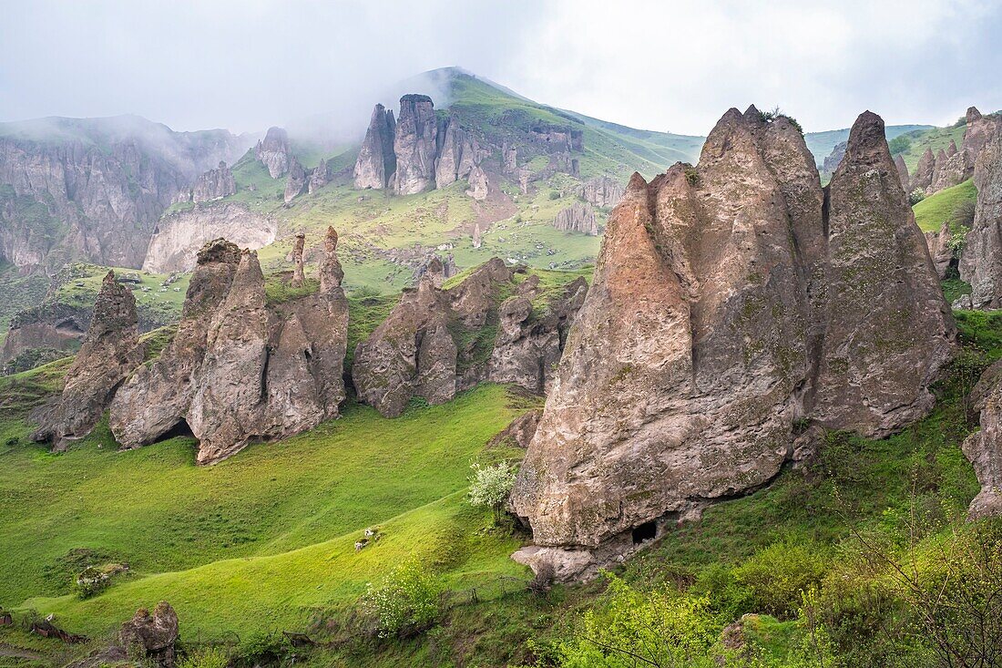 Armenien, Region Syunik, Goris, Alt-Goris, berühmt für seine alten Troglodyten-Behausungen in Feenkaminen