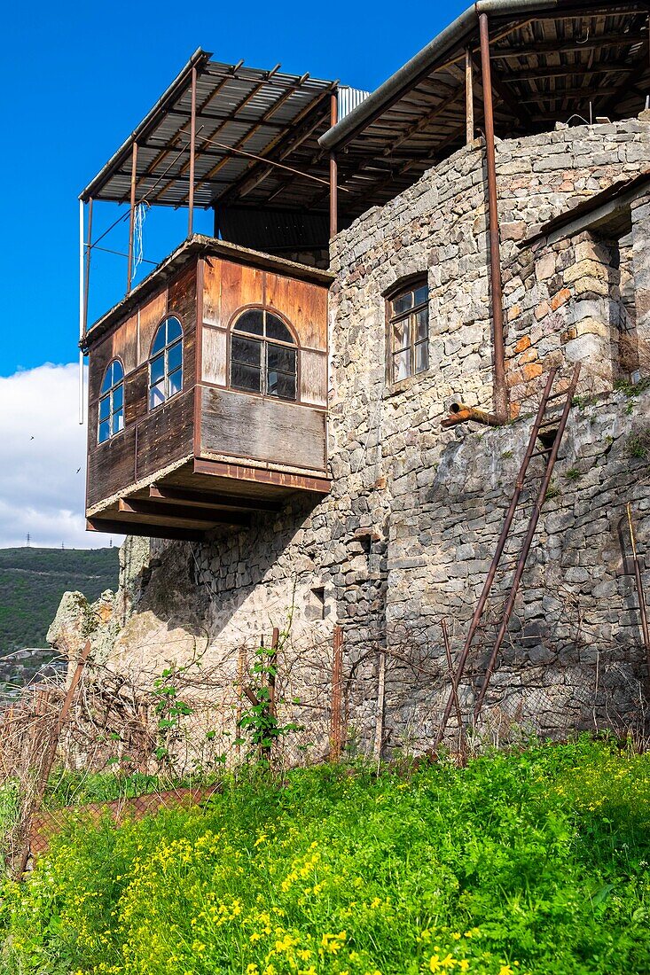 Armenien, Syunik-Gebiet, Goris, traditionelle Häuser mit Holzbalkon