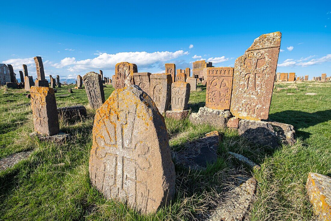 Armenien, Region Gegharkunik, Umgebung von Sewan, Noraduz (oder Noratus), Friedhof mit mittelalterlichen Gräbern, genannt Khachkars, am Ufer des Sewansees