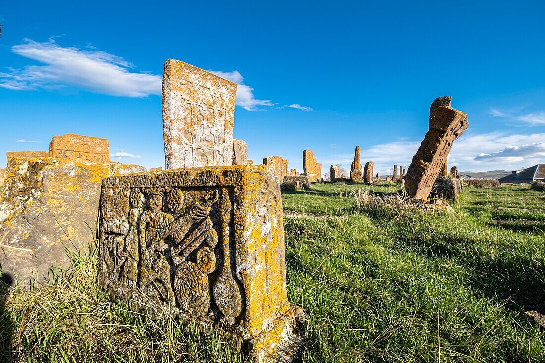 Armenien, Region Gegharkunik, Umgebung von Sewan, Noraduz (oder Noratus), Friedhof mit mittelalterlichen Gräbern, genannt Khachkars, am Ufer des Sewansees