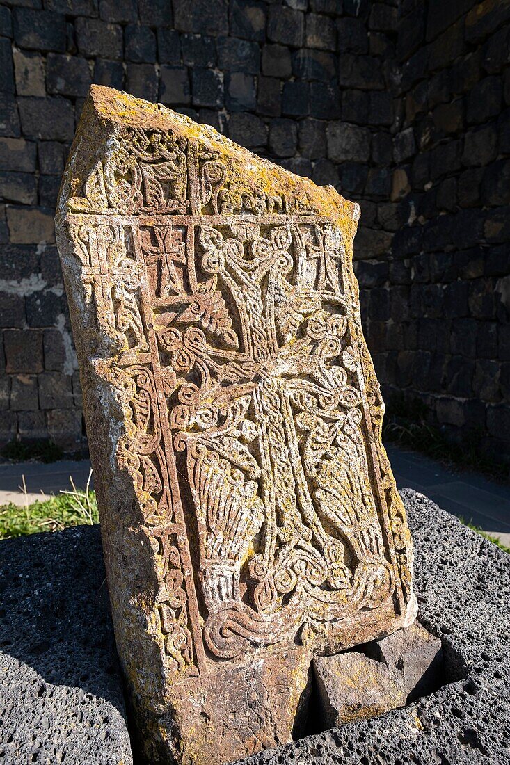 Armenien, Gegharkunik-Gebiet, Sewan, Kloster Sewanawank am Ufer des Sewansees, Khatchkar (geschnitzte Gedenkstele)