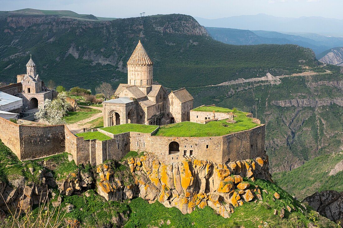 Armenien, Region Syunik, Tatev-Kloster aus dem 9. Jahrhundert mit Blick auf die Vorotan-Schlucht