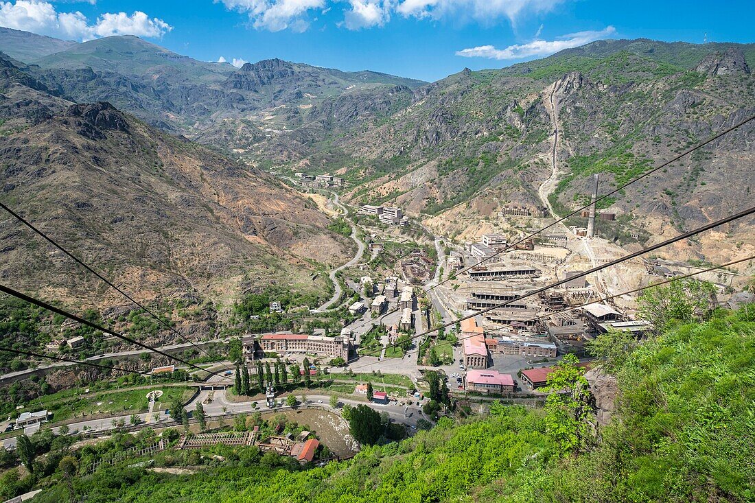 Armenien, Region Lorri, Debed-Tal, Alaverdi, Blick von Sanahin über die ehemalige Seilbahn und die ehemalige Kupferfabrik