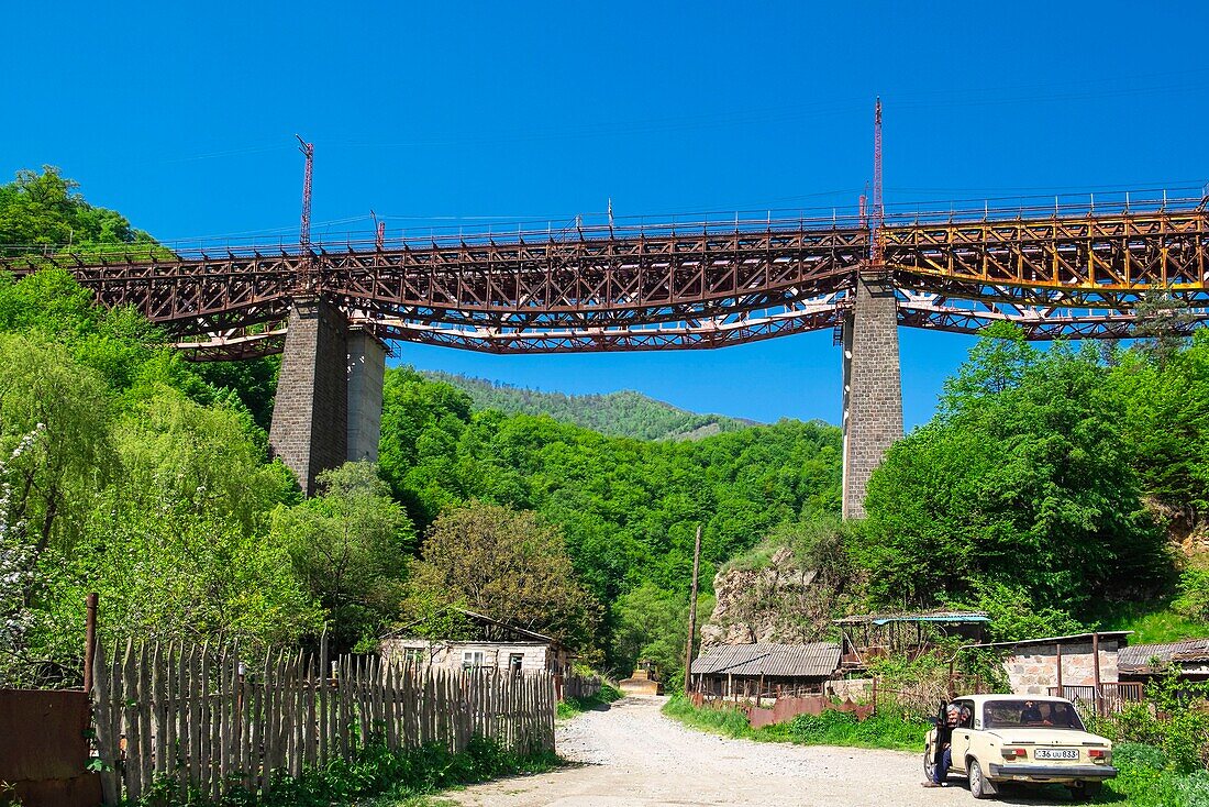 Armenien, Region Lorri, Debed-Tal, mit Nieten gebaute Eisenbahnbrücke