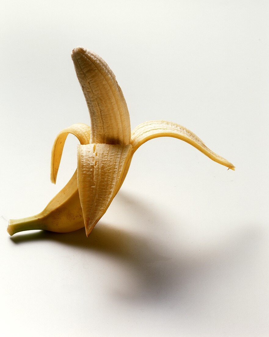 Halb geschälte Banane