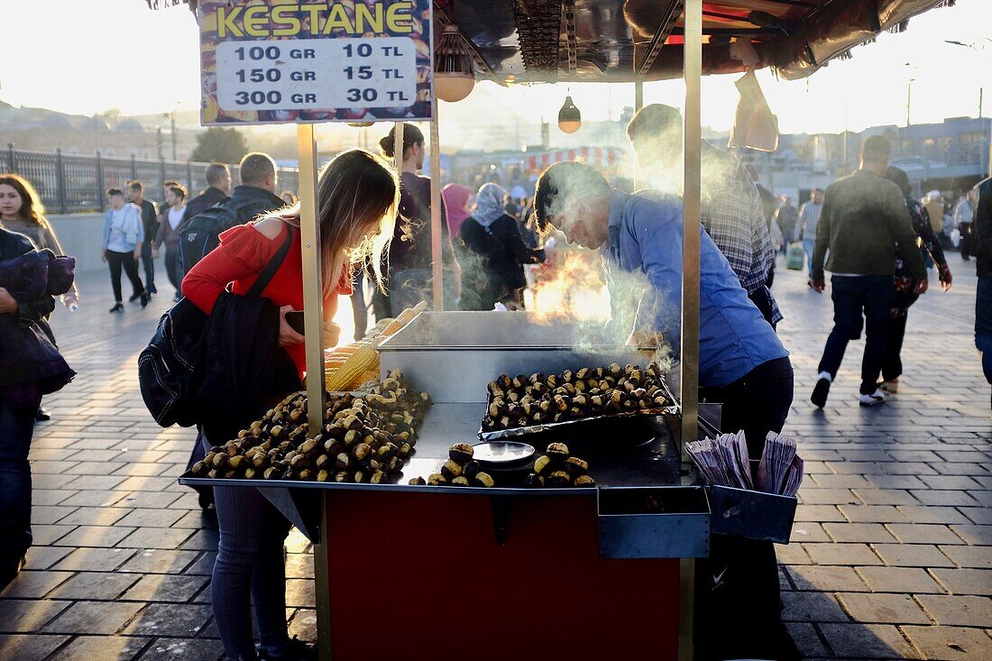 Turkey, Istanbul, Eminonu district, seller of chestnut or kestane