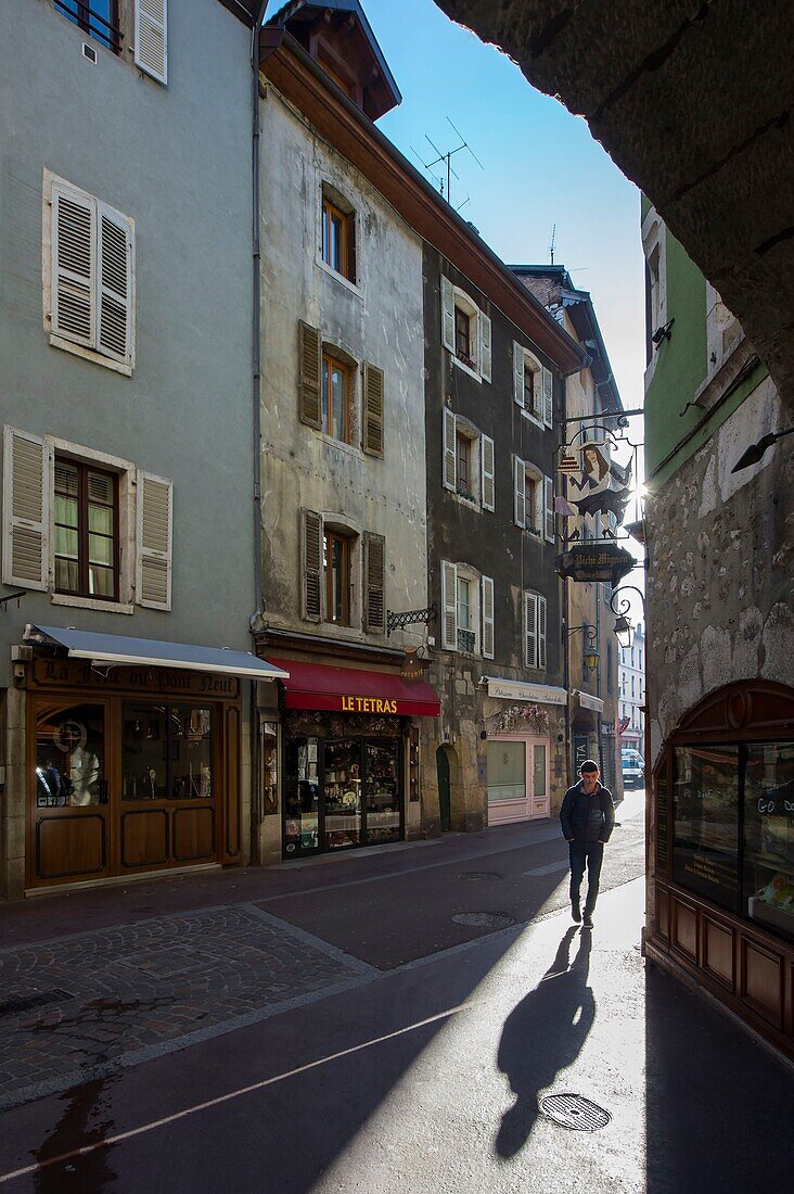 Frankreich, Haute Savoie, Annecy, in der historischen Stadt, Silhouette gegen das Licht in Richtung Morens-Passage und Jean Jacques Rousseau Straße