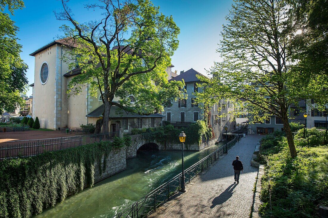 France, Haute Savoie, Annecy, along the canal Thiou, the quay of the cathedral very sporting and the bell tower of the church of notre Dame