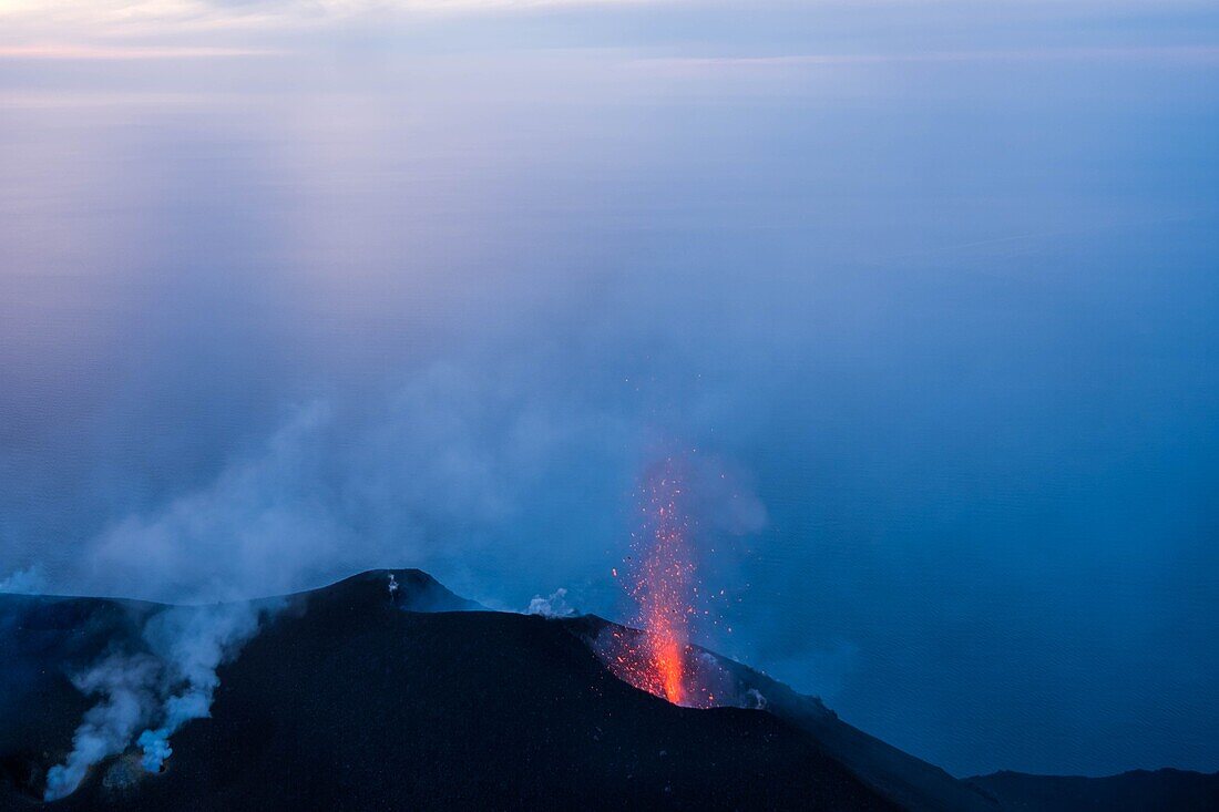 Italien, Sizilien, Äolische Inseln, Tyrrhenisches Meer, San Vincenzo, Gipfel des Vulkans Stromboli 924 m, Ausbruch von Lava und Projektion von vulkanischen Bomben aus den zentralen Kratern