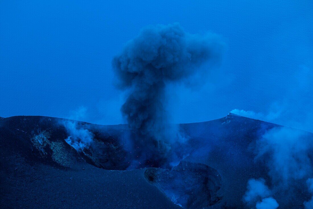 Italien, Sizilien, Äolische Inseln, Tyrrhenisches Meer, San Vincenzo, Gipfel des Vulkans Stromboli 924 m, Ausbruch von Lava und Projektion von vulkanischen Bomben aus den zentralen Kratern