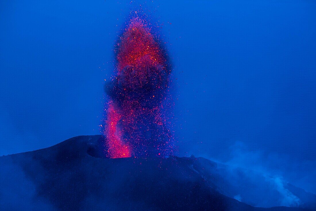 Italien, Sizilien, Äolische Inseln, Tyrrhenisches Meer, San Vincenzo, Gipfel des Vulkans Stromboli 924 m, Ausbruch von Lava und Projektion von vulkanischen Bomben aus den zentralen Kratern