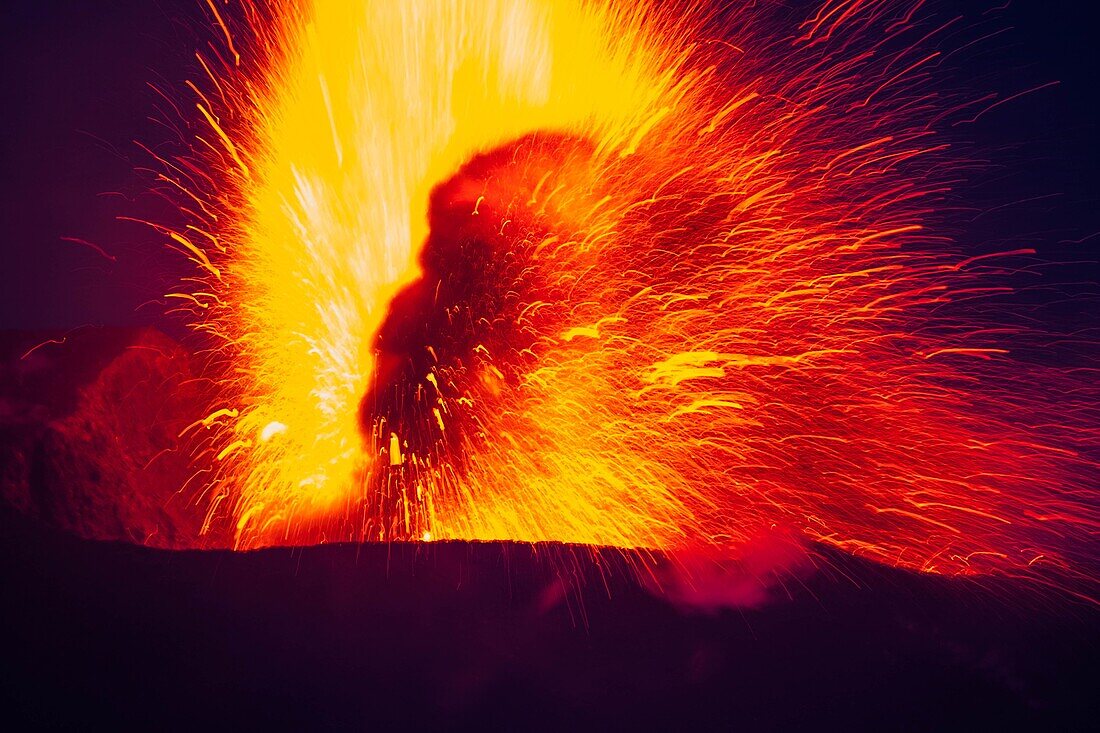 Italien, Sizilien, Äolische Inseln, Tyrrhenisches Meer, San Vincenzo, Gipfel des Vulkans Stromboli 924 m, Ausbruch von Lava und Projektion von vulkanischen Bomben aus den zentralen Kratern