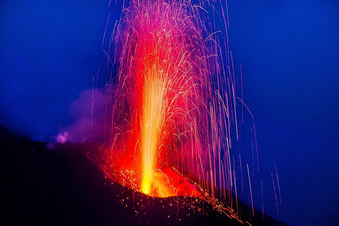 Italien, Sizilien, Äolische Inseln, Tyrrhenisches Meer, San Vincenzo, Gipfel des Vulkans Stromboli 924 m, Ausbruch von Lava und Projektion von vulkanischen Bomben aus den zentralen Kratern