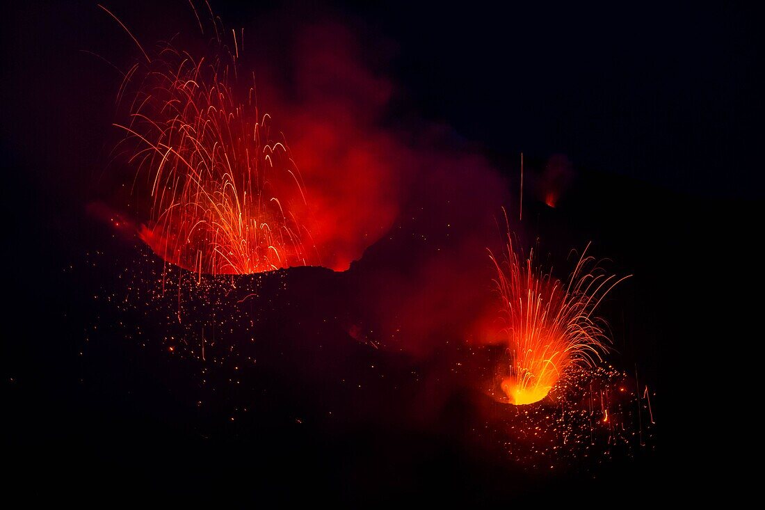 Italien, Sizilien, Äolische Inseln, Tyrrhenisches Meer, San Vincenzo, Gipfel des Vulkans Stromboli 924 m, Ausbruch von Lava und Projektion von vulkanischen Bomben aus den zentralen Kratern