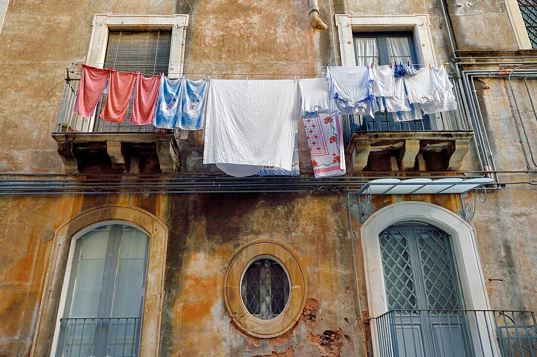 Italien, Sizilien, Catania, Barockstadt (UNESCO-Welterbe), Wäschetrocknung auf dem Balkon eines Gebäudes in der Altstadt