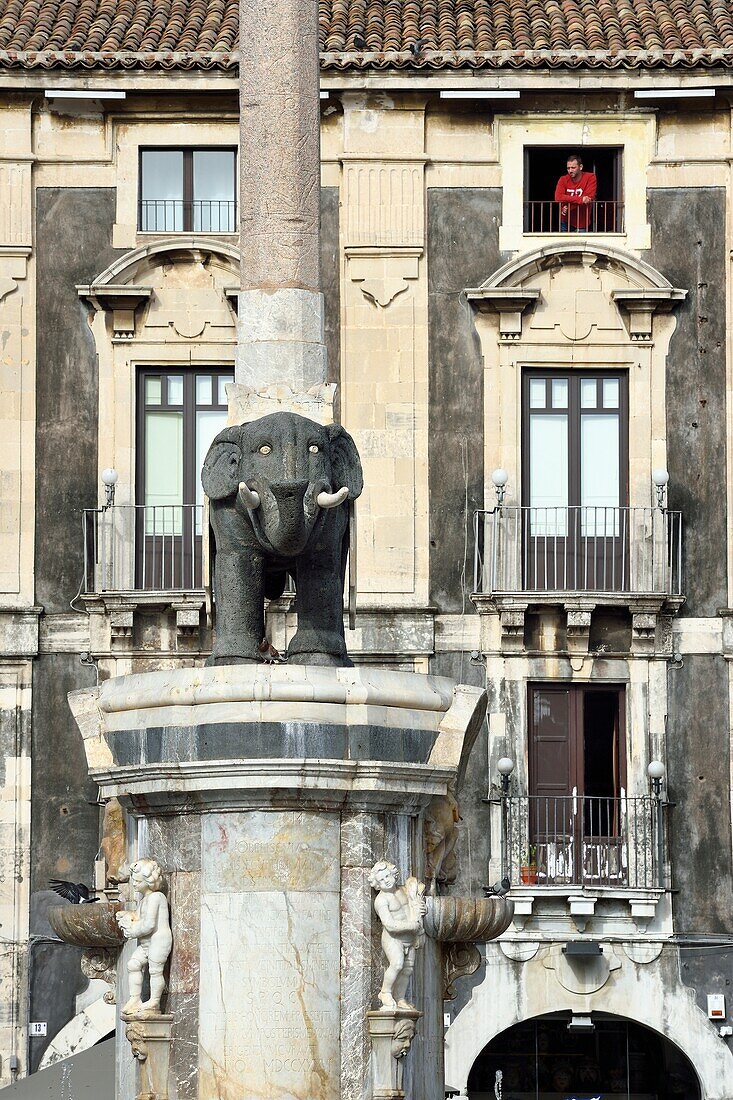 Italien, Sizilien, Catania, Barockstadt auf der Liste des UNESCO-Welterbes, Piazza del Duomo, der Elefantenbrunnen aus Basalt und weißem Marmor aus dem 18.