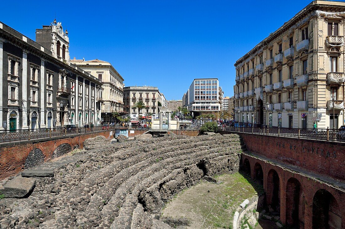 Italien, Sizilien, Catania, Barockstadt auf der Liste des UNESCO-Welterbes, Piazza Stesicoro, das im zweiten Jahrhundert erbaute römische Amphitheater ist eines der größten im Römischen Reich