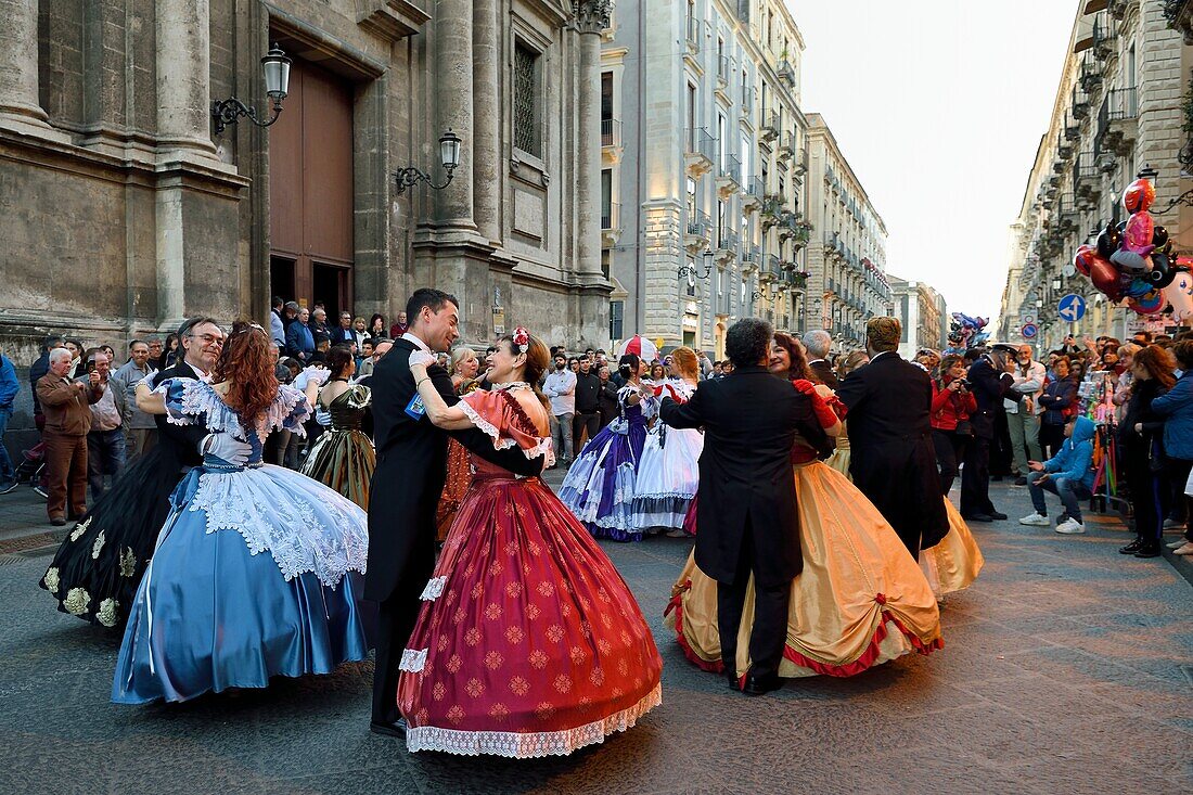 Italien, Sizilien, Catania, Barockstadt auf der Liste des UNESCO-Welterbes, Walzer in Kostümen auf der Via Etna anlässlich eines Spendenmarathons