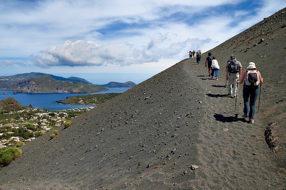 Italien, Sizilien, Äolische Inseln, von der UNESCO zum Weltkulturerbe erklärt, Insel Vulcano, Wanderer besteigen den Krater des Vulkans della Fossa, im Hintergrund die Insel Lipari