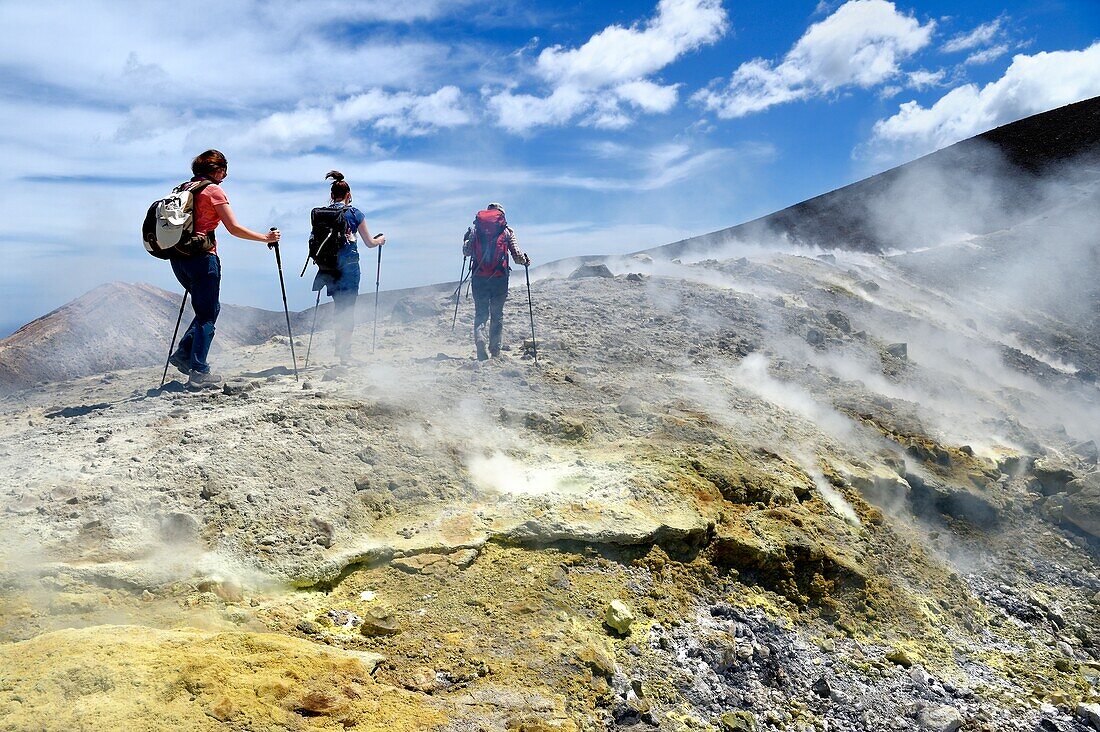 Italien, Sizilien, Äolische Inseln, von der UNESCO zum Weltkulturerbe erklärt, Insel Vulcano, Wanderer besteigen den Krater des Vulkans della Fossa, im Hintergrund die Insel Lipari