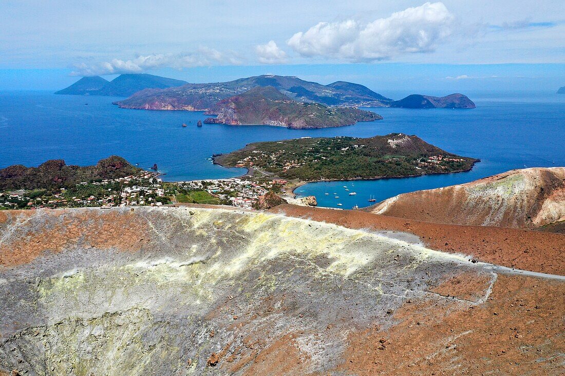 Italien, Sizilien, Äolische Inseln, von der UNESCO zum Weltkulturerbe erklärt, Insel Vulcano, der Krater des Vulkans della Fossa und seine Schwefelfumarolen, im Hintergrund die Insel Lipari und die Insel Salina (Luftaufnahme)