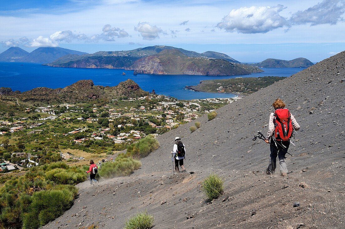 Italien, Sizilien, Äolische Inseln, von der UNESCO zum Weltkulturerbe erklärt, Insel Vulcano, Wanderer an den Kraterflanken des Vulkans della Fossa, im Hintergrund die Insel Lipari