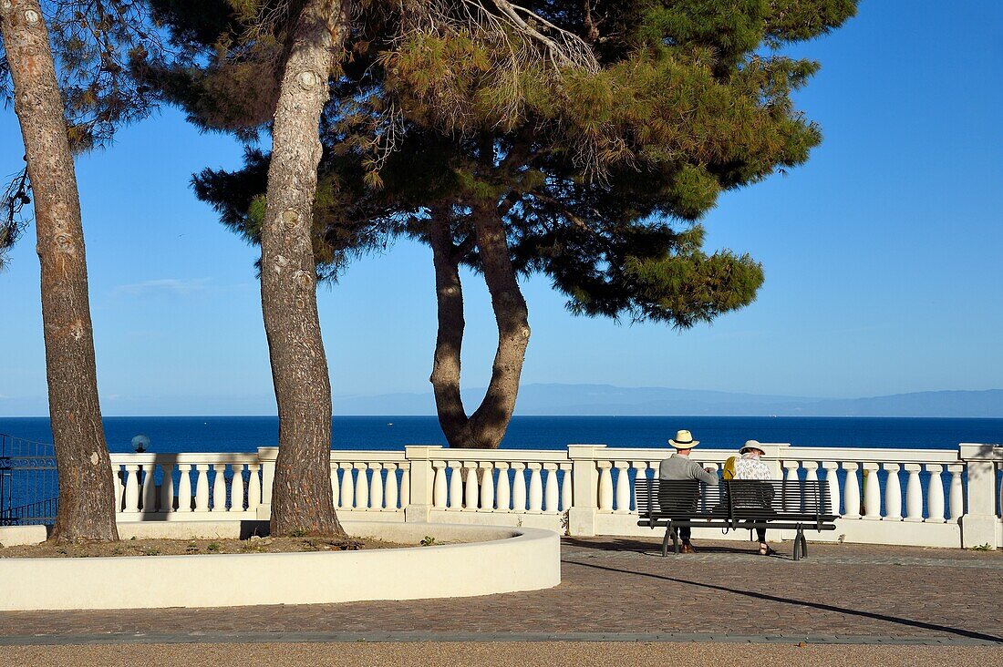 Italien, Sizilien, Äolische Inseln, von der UNESCO zum Weltkulturerbe erklärt, Insel Lipari, Lipari, Paar auf der Piazza Giuseppe Mazzini