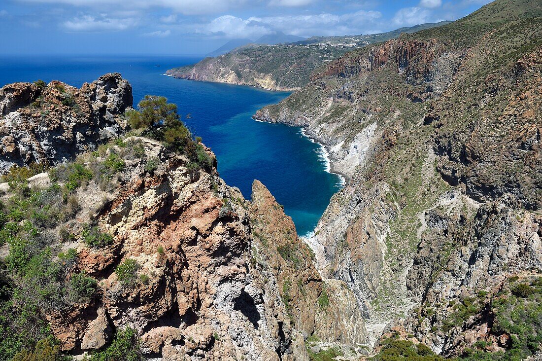 Italien, Sizilien, Äolische Inseln, von der UNESCO zum Weltkulturerbe erklärt, Insel Lipari, hohe Klippen an der Südwestküste