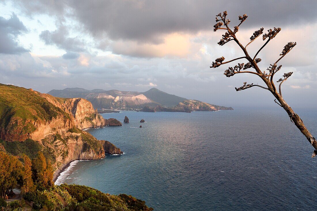 Italien, Sizilien, Äolische Inseln, von der UNESCO zum Weltkulturerbe erklärt, Insel Lipari, die Klippen der Südwestküste der Insel bei Quattrocchi mit Blick auf die Insel Vulcano im Hintergrund