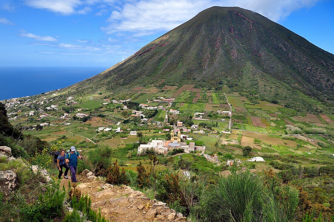 Italien, Sizilien, Äolische Inseln, von der UNESCO zum Weltkulturerbe erklärt, Insel Salina, Wanderer besteigen den Monte Fossa delle Felci und den Monte dei Porri im Hintergrund