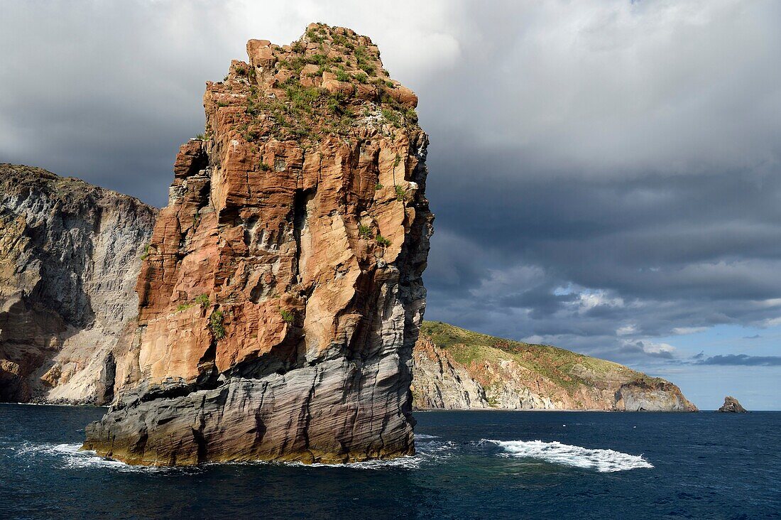 Italien, Sizilien, Äolische Inseln, von der UNESCO zum Weltkulturerbe erklärt, Insel Lipari, Klippen an der Südküste der Insel, Lipari Faraglioni, Felsen aus erstarrtem Magma aus einem vulkanischen Pfropfen namens Pietra Lunga (Langer Stein)