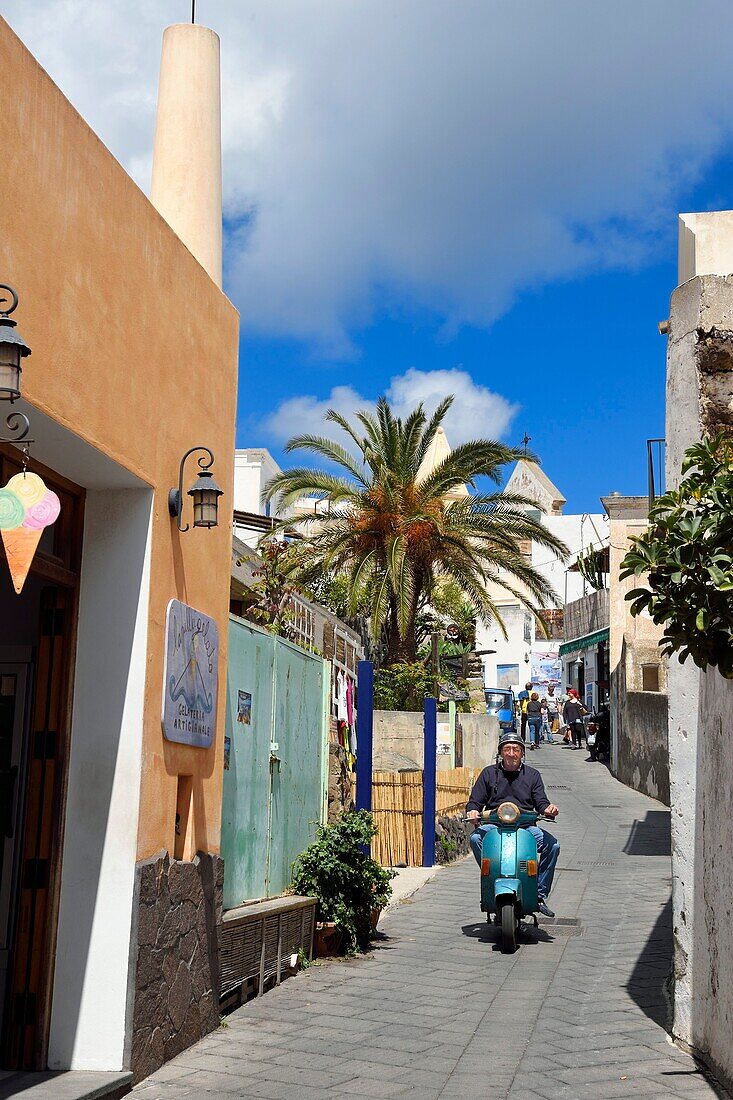 Italien, Sizilien, Äolische Inseln, von der UNESCO zum Weltkulturerbe erklärt, Insel Stromboli, Motorroller in der Hauptstraße des Dorfes Stromboli