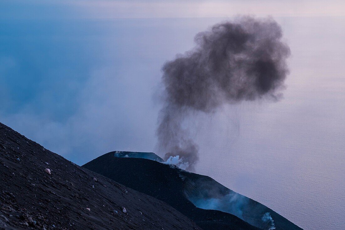 Italien, Sizilien, Äolische Inseln, Tyrrhenisches Meer, Vulkan Stromboli, San Vincenzo, Fumarolen vor oder nach einer Eruption von Lava und vulkanischem Gestein