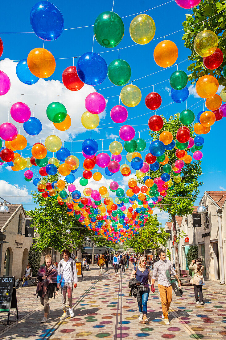 Frankreich, Paris, Bercy village, Patricia Cunhas bunte Ballons schweben vom 8. Juni bis 31. August 2019 über dem Cour St. Emilion in Paris