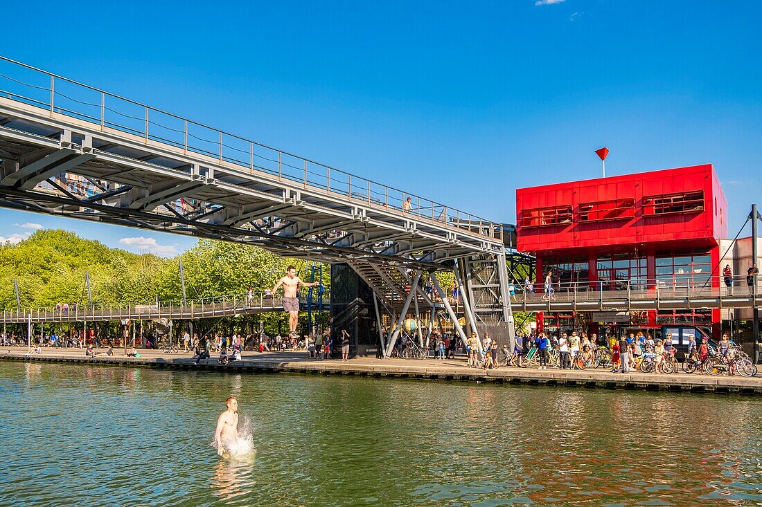 Frankreich, Paris, das Becken von La Villette, Tauchen von der Brücke