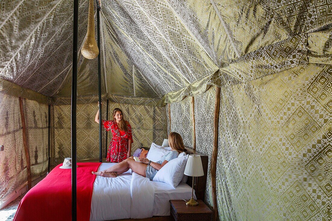 Marocco, Oued Ed-Dahab, Dakhla, Les Dunes Eco-lodge, young women in a hotel room of an eco-lodge