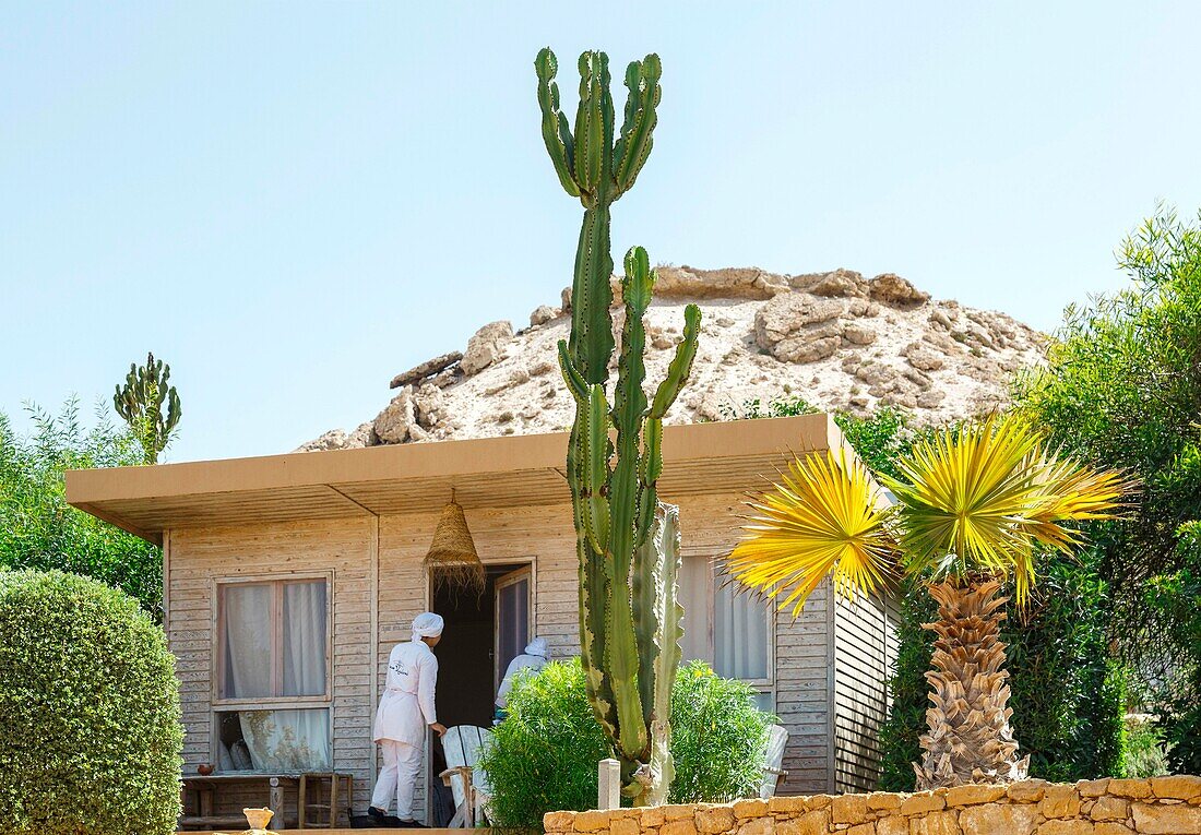 Marokko, Oued Ed-Dahab, Dakhla, Ocean Vagabond Resort, Hotelangestellte bereiten sich darauf vor, ein Zimmer einer Öko-Lodge nach der Abreise der Gäste zu reinigen