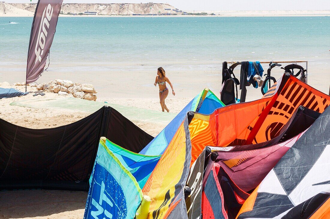 Marocco, Oued Ed-Dahab, Dakhla, PK25 Resort, young woman on a beach after a kite-surfing session