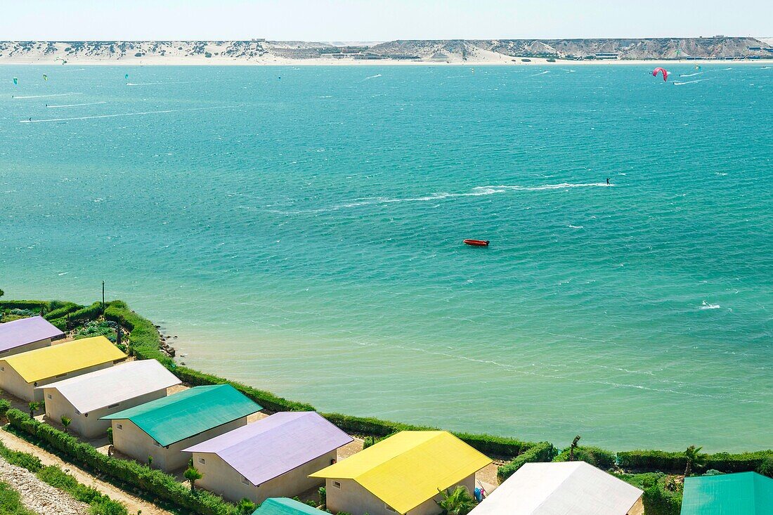 Marokko, Oued Ed-Dahab, Dakhla, PK25 Resort, Blick auf einen Kite-Surf-Spot vor einer luxuriösen Öko-Lodge in der Wüste