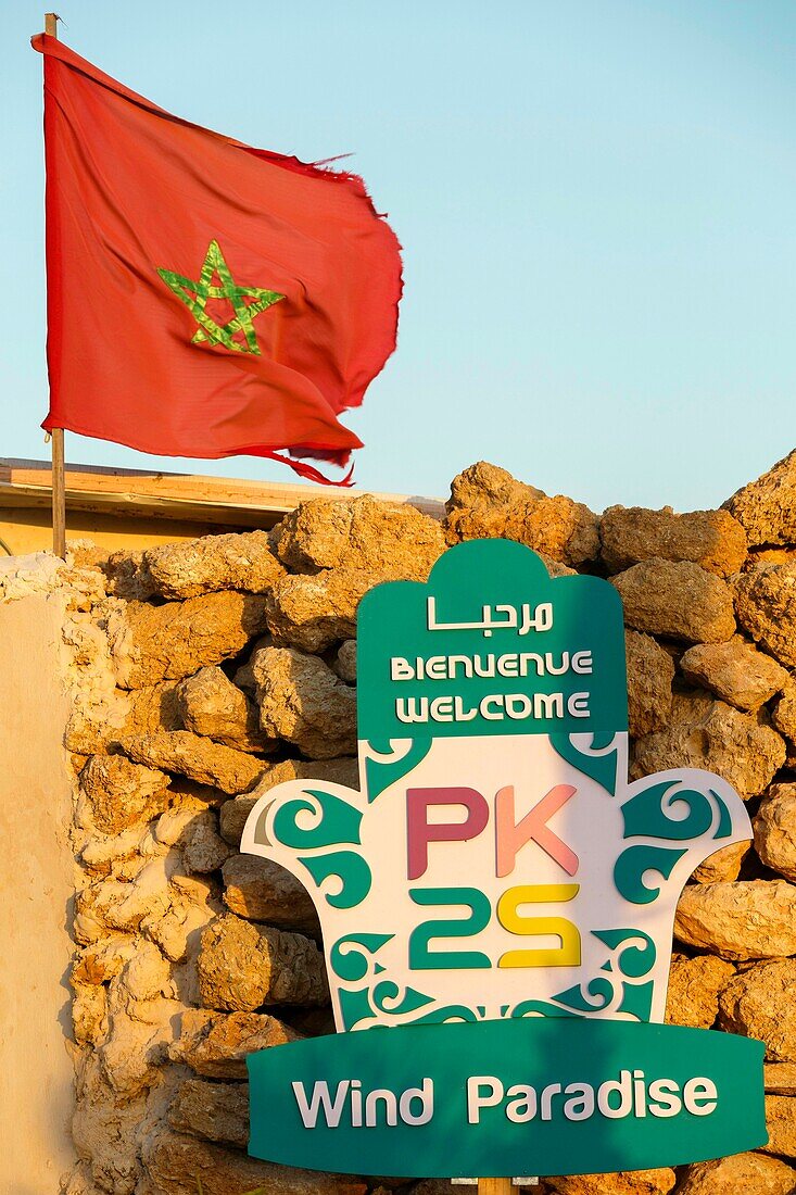 Marokko, Oued Ed-Dahab, Dakhla, PK25 Resort, Marokkanische Flagge am Eingang einer Öko-Lodge