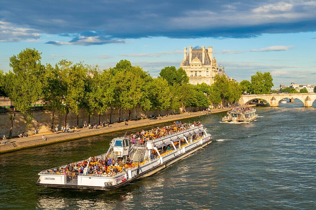 Frankreich, Paris, von der UNESCO zum Weltkulturerbe erklärtes Gebiet, Ile de la Cite, Flugboot und Louvre, Carrousel-Brücke