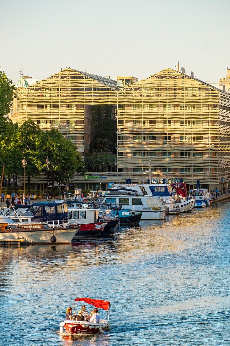 France, Paris, Stalingrad, the basin of Villette